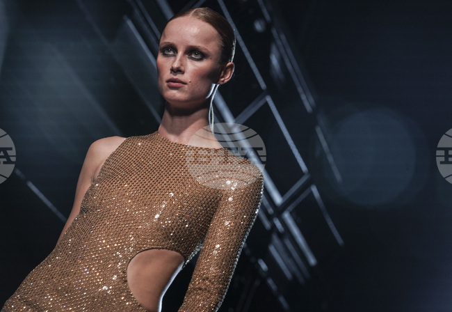 Дизайнерът Майкъл Корс превърна вдъхновението си от нощния Ню Йорк в реалност на подиума на Седмицата на модата в мегаполиса