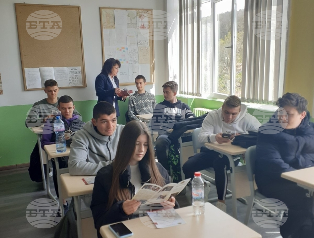 Ученици от Търговище научиха повече за Конституцията от представител на Окръжния съд в града