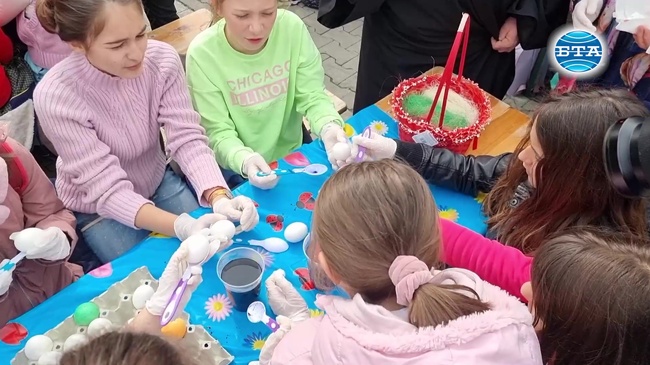 Деца боядисваха великденски яйца на площад "Света Неделя" в София