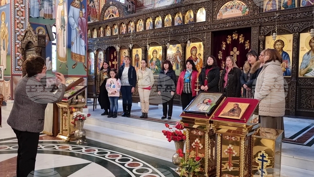Църковното песнопение украсява Божествената литургия, казва диригентът на хора към катедралния храм в Ловеч Димитрина Дренска
