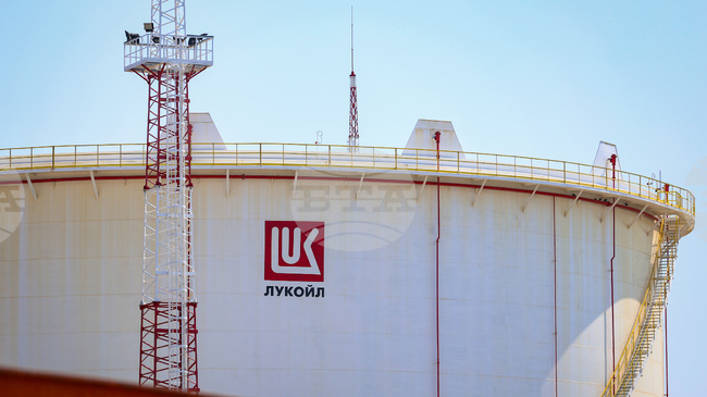 След извънредно заседание на Съвета по сигурността правителството назначи Румен Спецов за особен управител на дружествата на "Лукойл" 