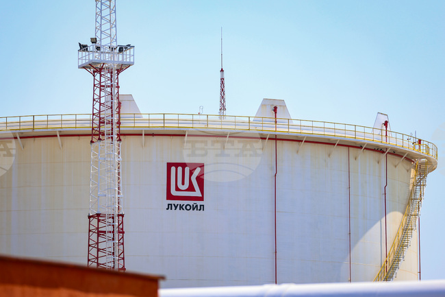 "Лукойл" продава рафинерията в Бургас на катарско-британски консорциум, според източници на в. "Файненшъл таймс"