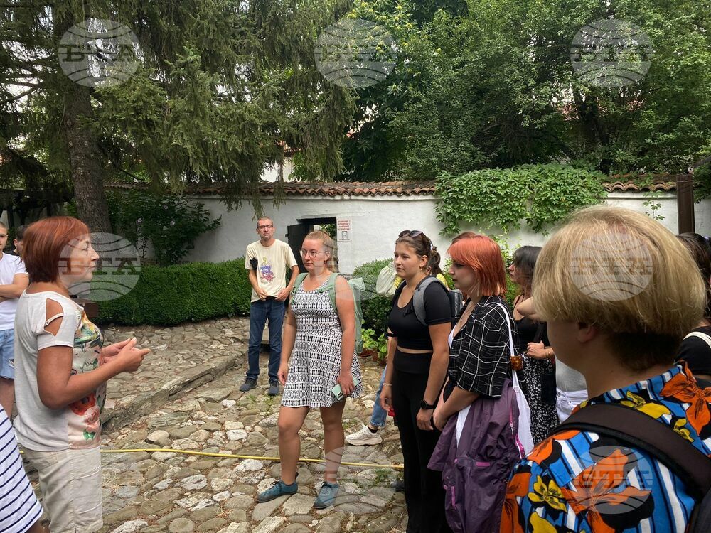 Младежи от няколко държави участват в инициатива с екологична насоченост в казанлъшкото село Средногорово