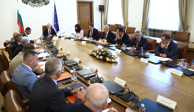 Министерски съвет: Подготвя се график за поетапен преход на рафинерията на „Лукойл“ към неруски петрол