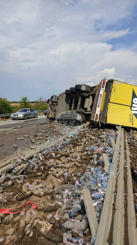 Обърнат тир в разделителната ивица в района на 137 км. на автомагистрала "Тракия" затруднява движението и в двете посоки