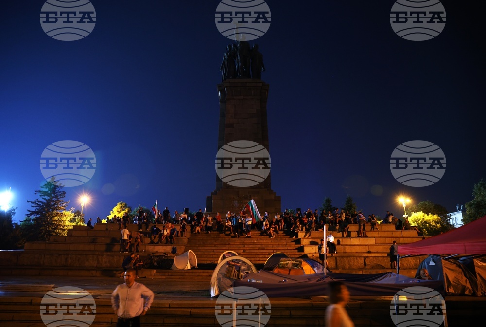 Паметник на Съветската армия - пазители