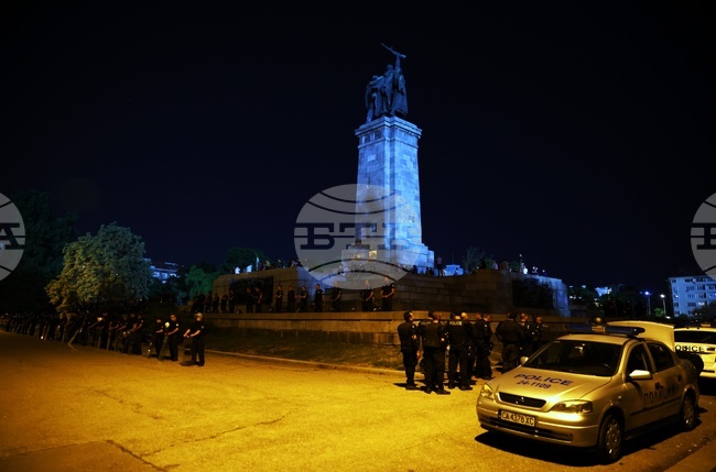 Паметник на Съветската армия - пазители