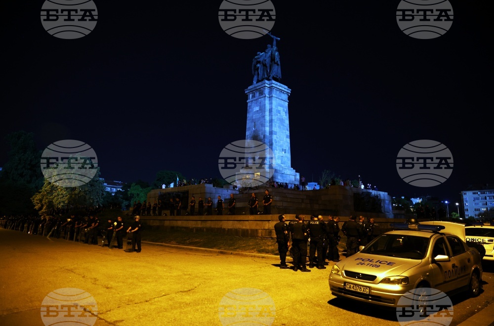 Паметник на Съветската армия - пазители