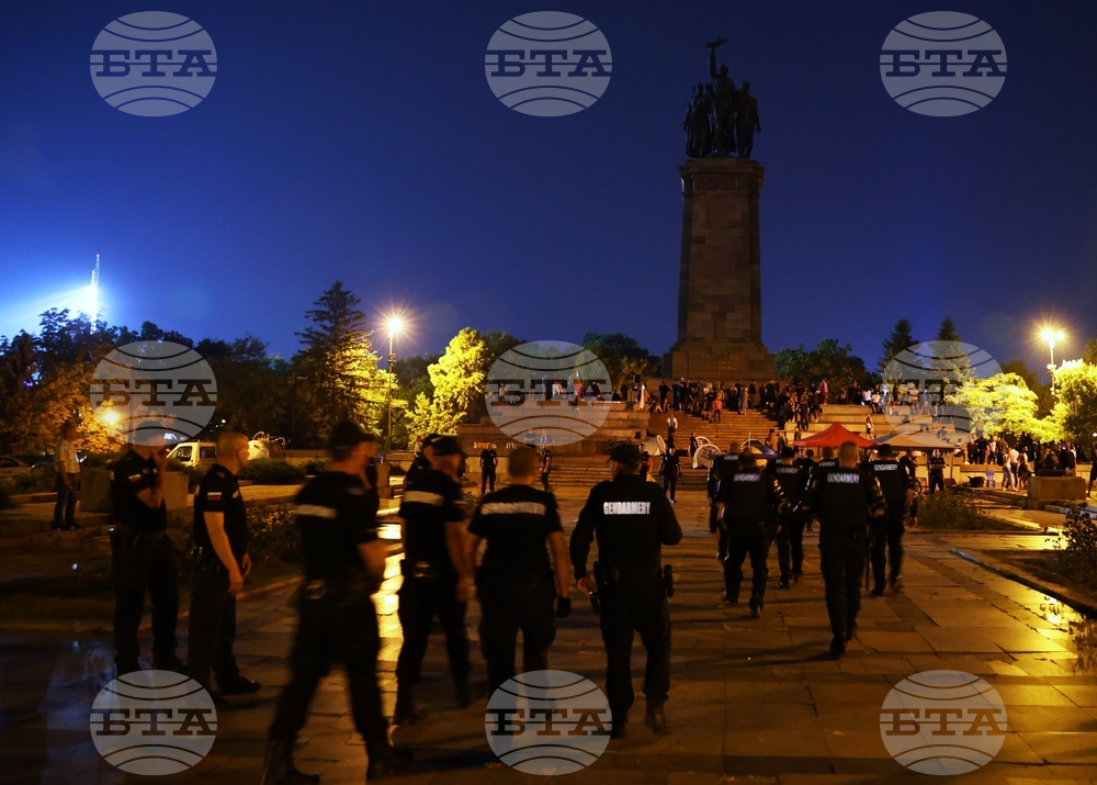 Паметник на Съветската армия - пазители