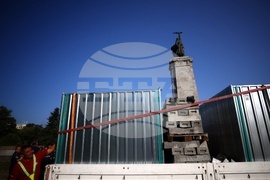 Паметник на Съветската армия - ограждения