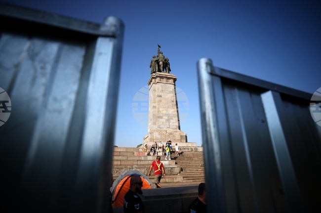 Паметник на Съветската армия - ограждения