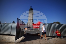 Паметник на Съветската армия - ограждения