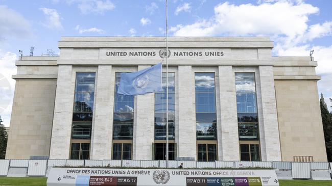 Арт инсталация на „Мислителят“, заобиколен от боклуци, бе разположена в Женева преди срещата на ООН за пластмасата