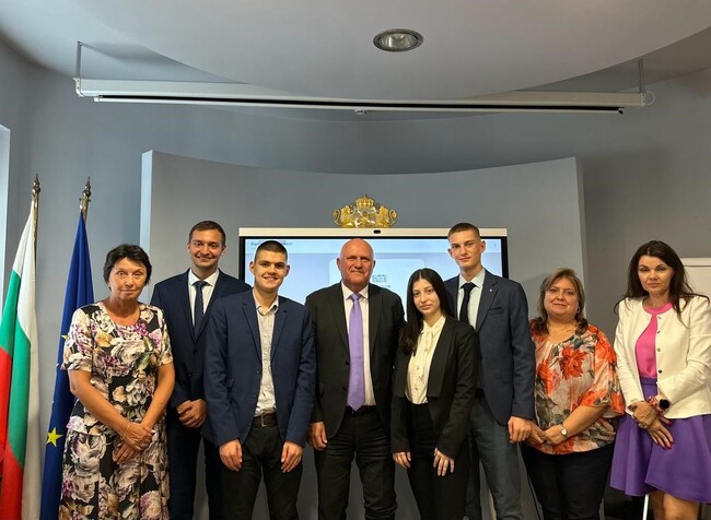 МОН и Националният ученически парламент ще си партнират за органичаване на агресията в училище