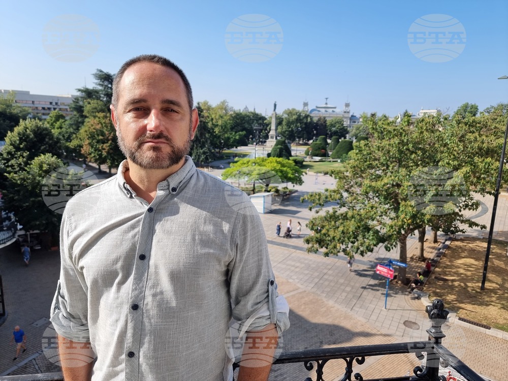 Театрите у нас трудно намират качествени актьори, каза директорът на Русенския театър Боян Иванов