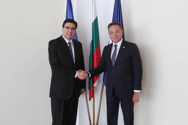 МВнР: Заместник-министър Тихомир Стойчев проведе среща с извънредния и пълномощен посланик на Република Казахстан Виктор Темирбаев