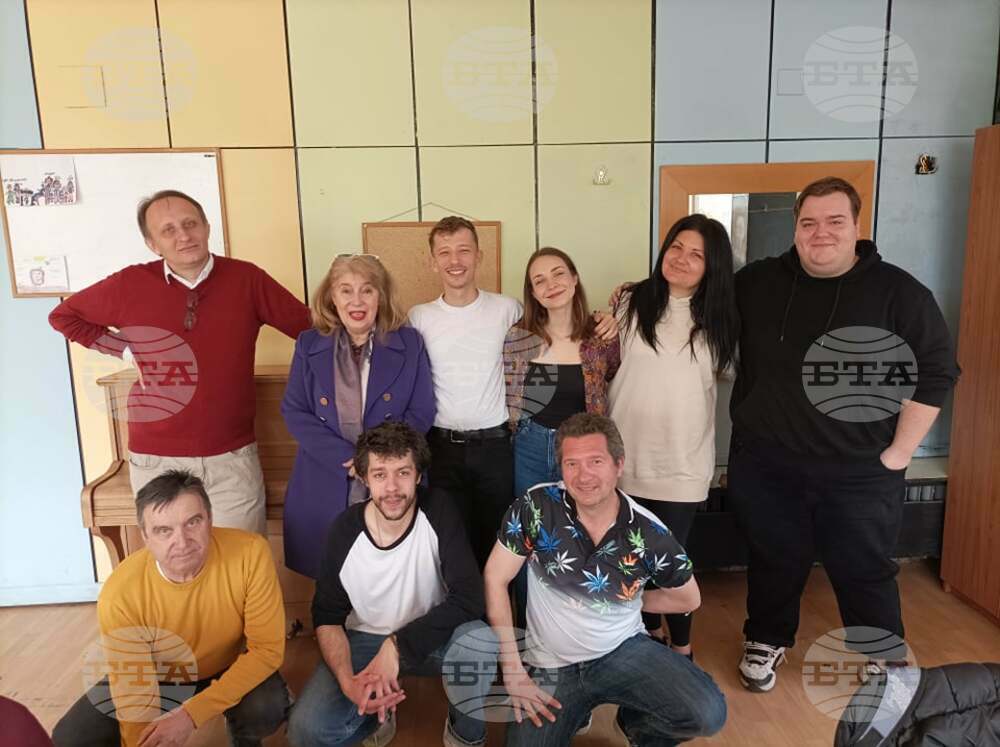 В Драматичния театър в Търговище репетират постановката „Суперчовек“