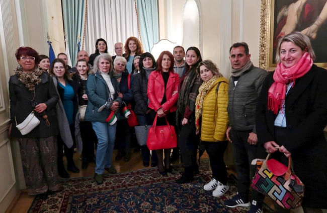 Вицепрезидентът Йотова се срещна с българи в Болоня