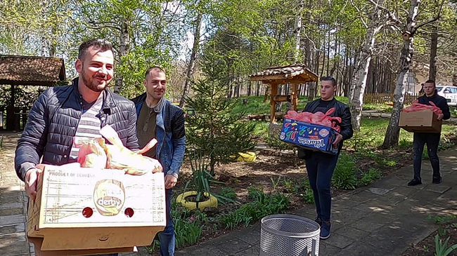 Националната кампания на БСП продължава да дарява козунаци и хранителни пакети в цялата страна