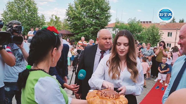 В Крепча посрещнаха Нургюл Салимова като победител