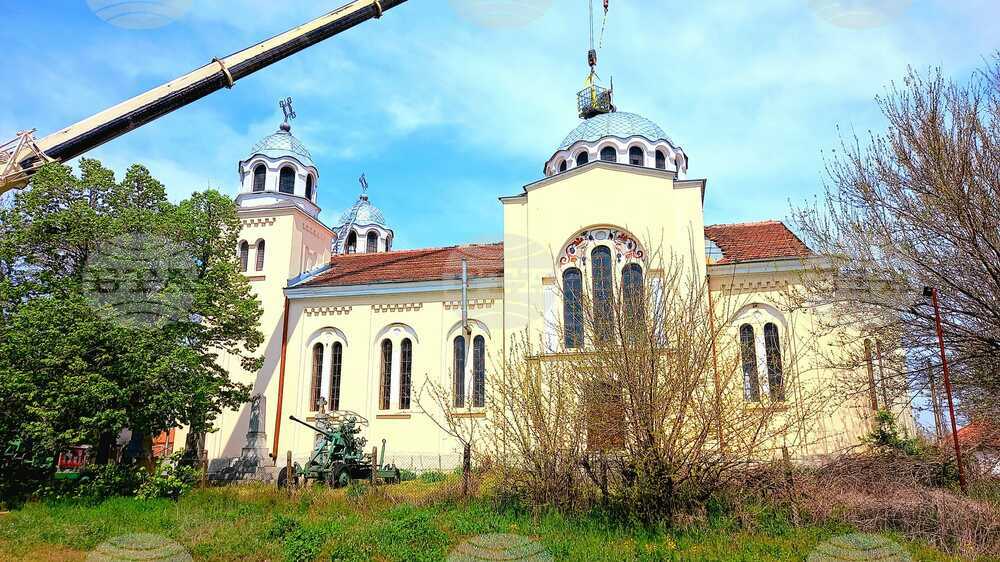 Православният храм „Света Троица" във видинското село Неговановци посреща Възкресение Христово с ремонтирани кръстове на куполите