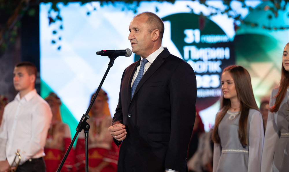 Президентът: Магията на българския фолклор е непресъхващ извор на вдъхновение и родолюбие, който ще продължи да се пренася през поколенията
