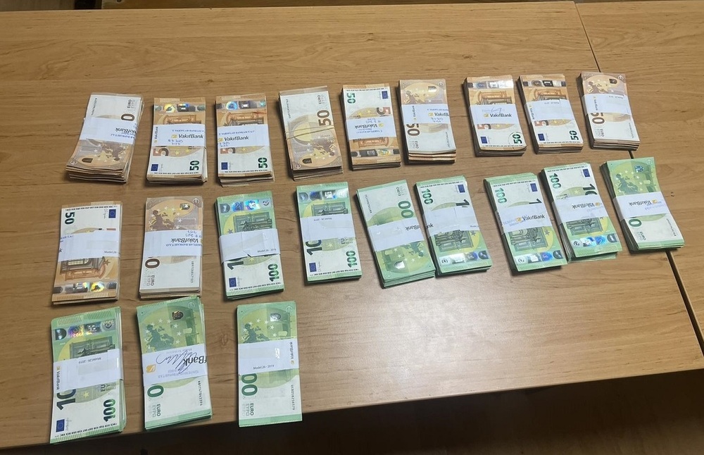 Недекларирана валута за над 300 000 лева откриха митническите служители на МП Лесово