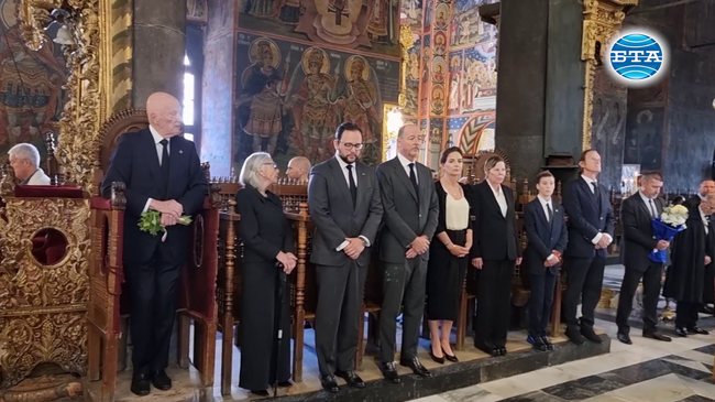 Почетна гвардейска стража посрещна членовете на царското семейство в Рилския манастир, където започна литургия в памет на цар Борис III