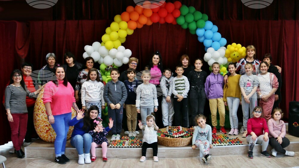 В Никопол чрез акцията "Направете добро" бяха дарени преди Великден козунаци и шарени яйца на възрастни хора