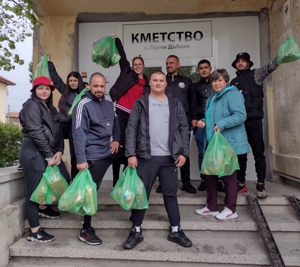 В плевенското село Горни Дъбник дариха козунаци и великденски яйца на над триста самотни и възрастни хора