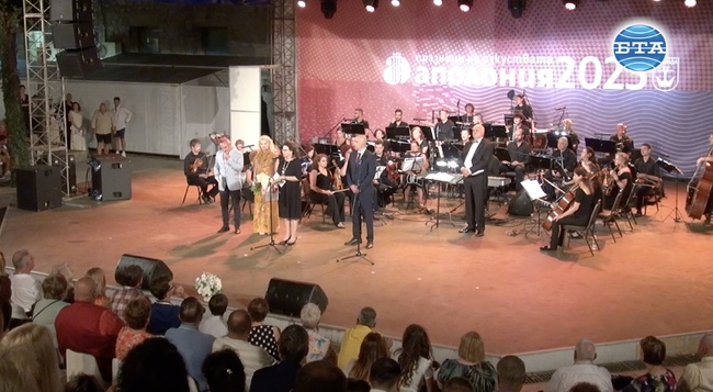 Супергрупата „Фондацията” получава отличието „Аполон Токсофорос”, обяви Маргарита Димитрова при откриването на „Аполония”