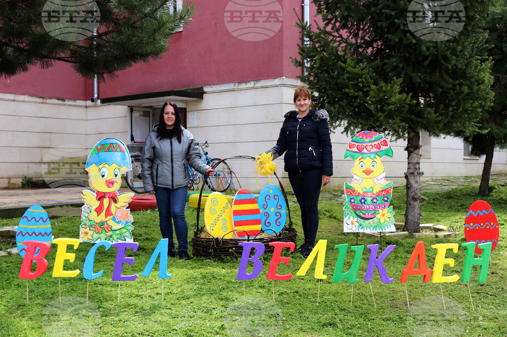 Деца от град Левски сътвориха празнична премяна на централния площад за Великден