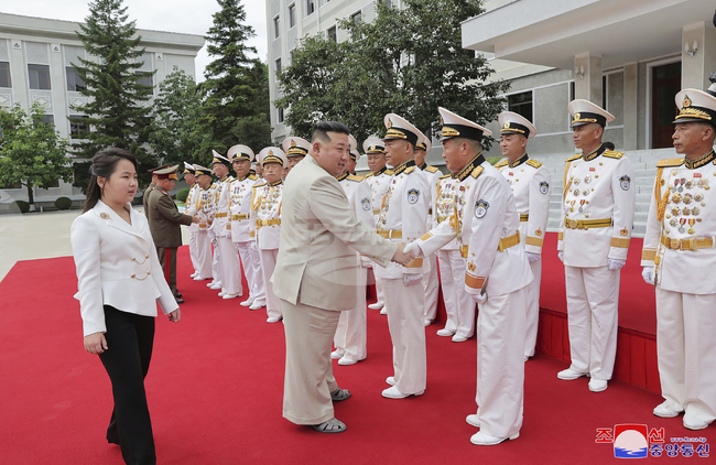 Севернокорейският лидер се завърна в Пхенян придружаван от дъщеря си, съобщи КЦТА