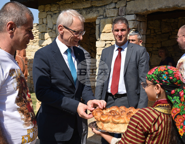 Плиска - Николай Денков - паметник - откриване