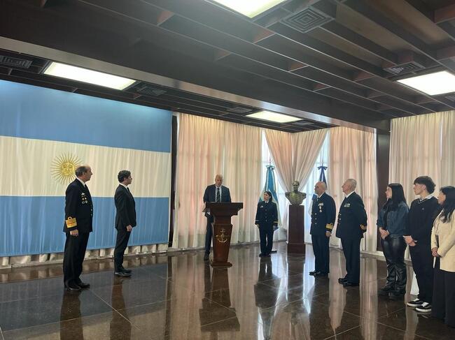МВнР: Връчване на награден знак на Министъра на отбраната на България на г-н Хуан Николау, капитан от Военноморските сили на Аржентина