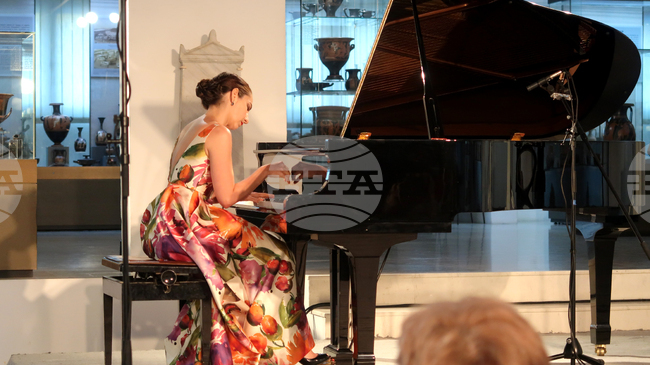 Пианистката Венета Нейнска ще представи „Концерт с история: La Femme Fatale“ в Бургас 