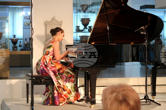 Пианистката Венета Нейнска ще представи „Концерт с история: La Femme Fatale“ в Бургас 