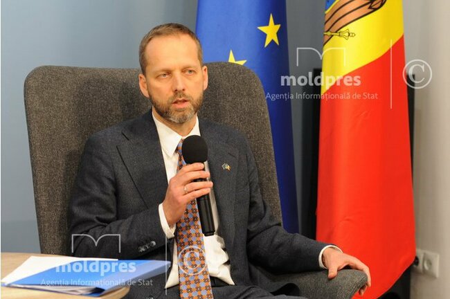 МОЛДПРЕС: Ръководителят на делегацията на ЕС в Молдова пее рок песен на румънски език по текст на молдовски поет в Деня на румънския език