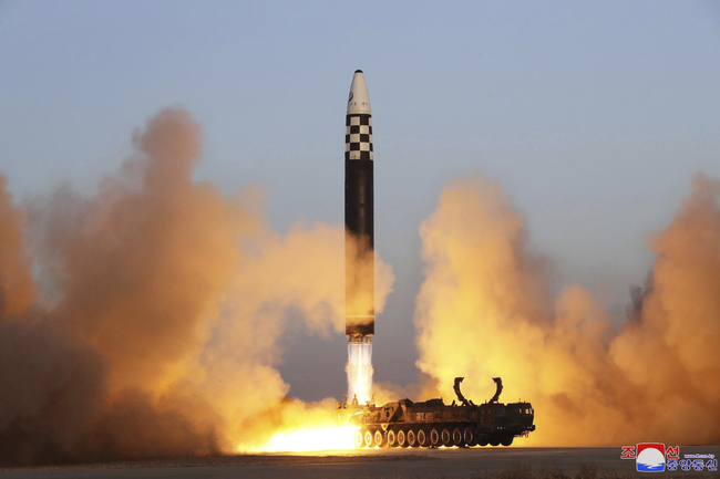 Северна Корея изстреля ракета към морето на фона на военни учения в Южна Корея с участието на американски бомбардировачи