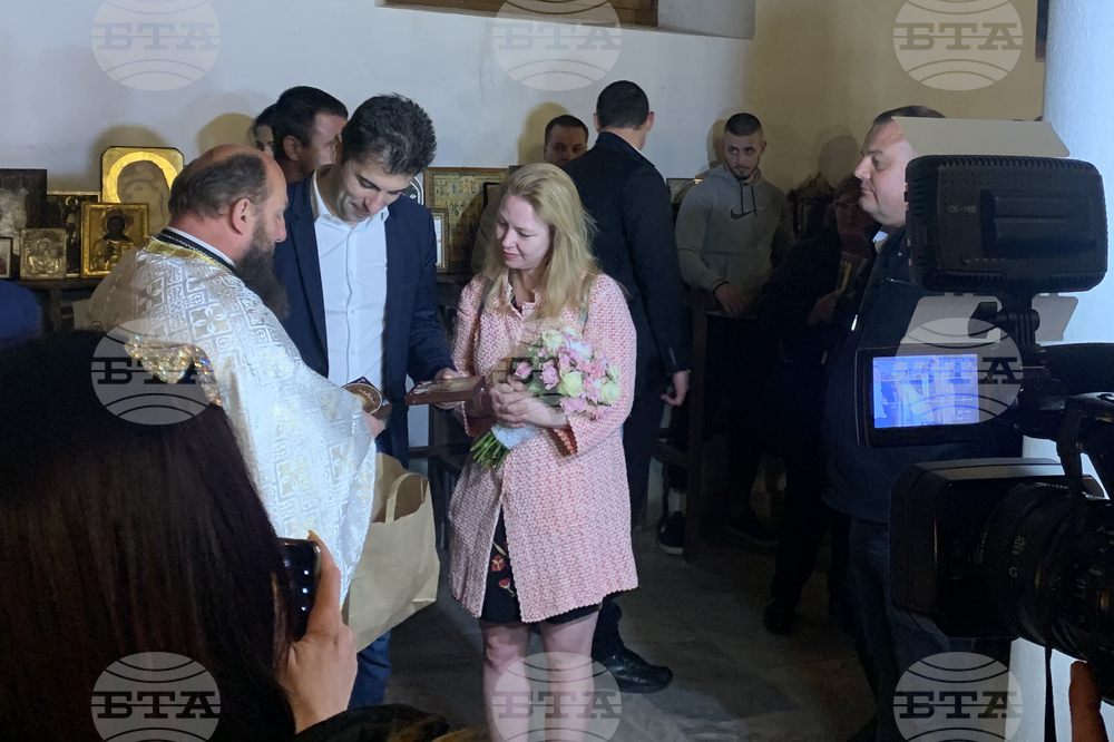 Министър-председателят Кирил Петков посрещна Великден в Царево