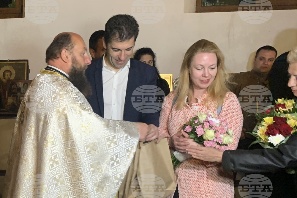 Министър-председателят Кирил Петков посрещна Великден в Царево