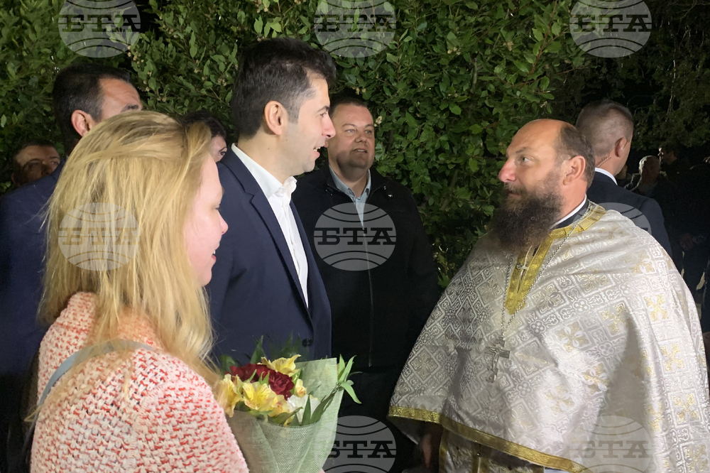 Министър-председателят Кирил Петков посрещна Великден в Царево