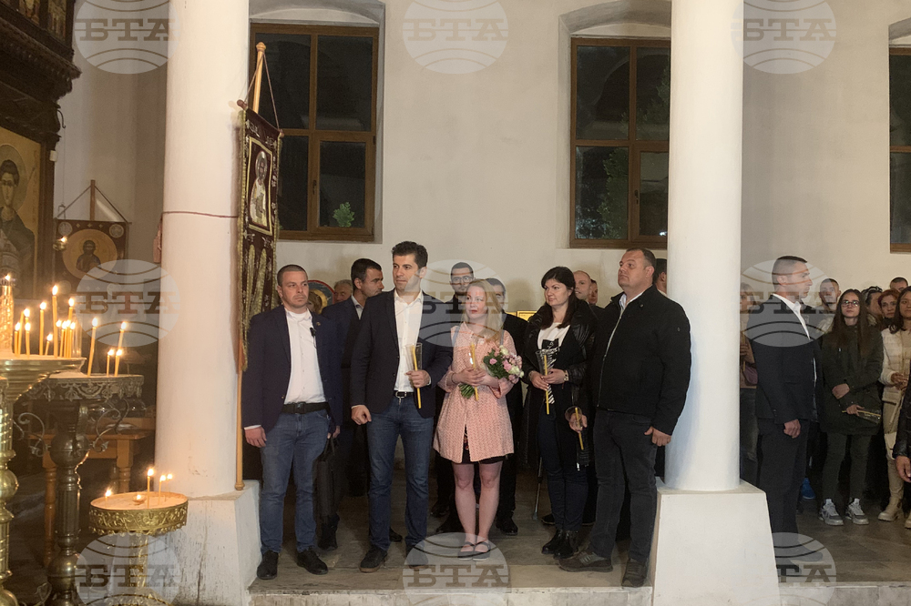 Министър-председателят Кирил Петков посрещна Великден в Царево