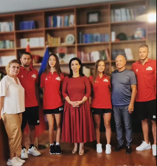 АТА: Министърът на спорта на Албания Евис Куши се срещна с плувците, които ще представят страната на Световното първенство по водни спортове за юноши в Израел