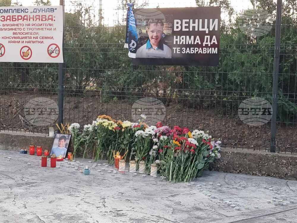 Русенци почетоха паметта на починалото от мълния дете и се помолиха другото момче да се възстанови