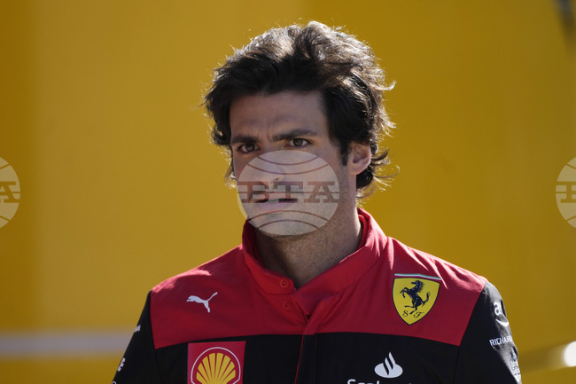 Карлос Сайнс-младши разкри, че е разбрал в телефонен разговор с приятел, че ще бъде сменен от Люис Хамилтън във Ферари