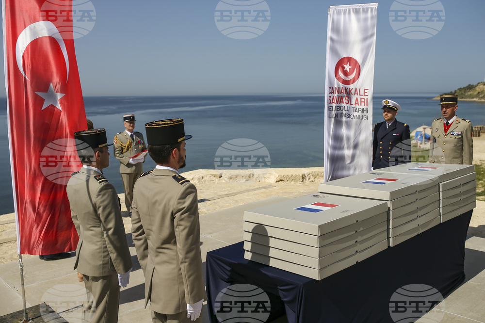 Останките на 17 френски войници, загинали в битката при Галиполи, бяха предадени на френски служители и погребани при другарите им