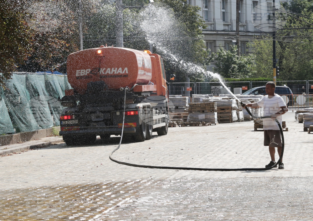 Ремонт - жълти павета