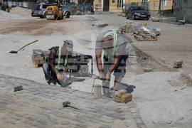 Ремонт - жълти павета