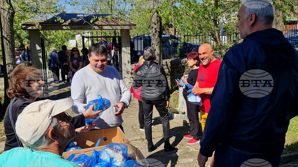 Кметът на Антоново раздаде козунак и яйца на миряни от общината